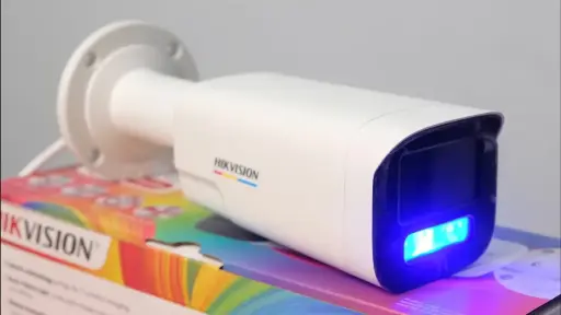 [HK-DS2CD1047G3-LIUF/SRB] TUBO IP 4MP COLORVU 3.0 DE 2.8MM CON RANURA SD, ALTAVOZ Y LUZ ESTROB ROJA Y AZUL HIKVISION HK-DS2CD1047G3-LIUF/SRB